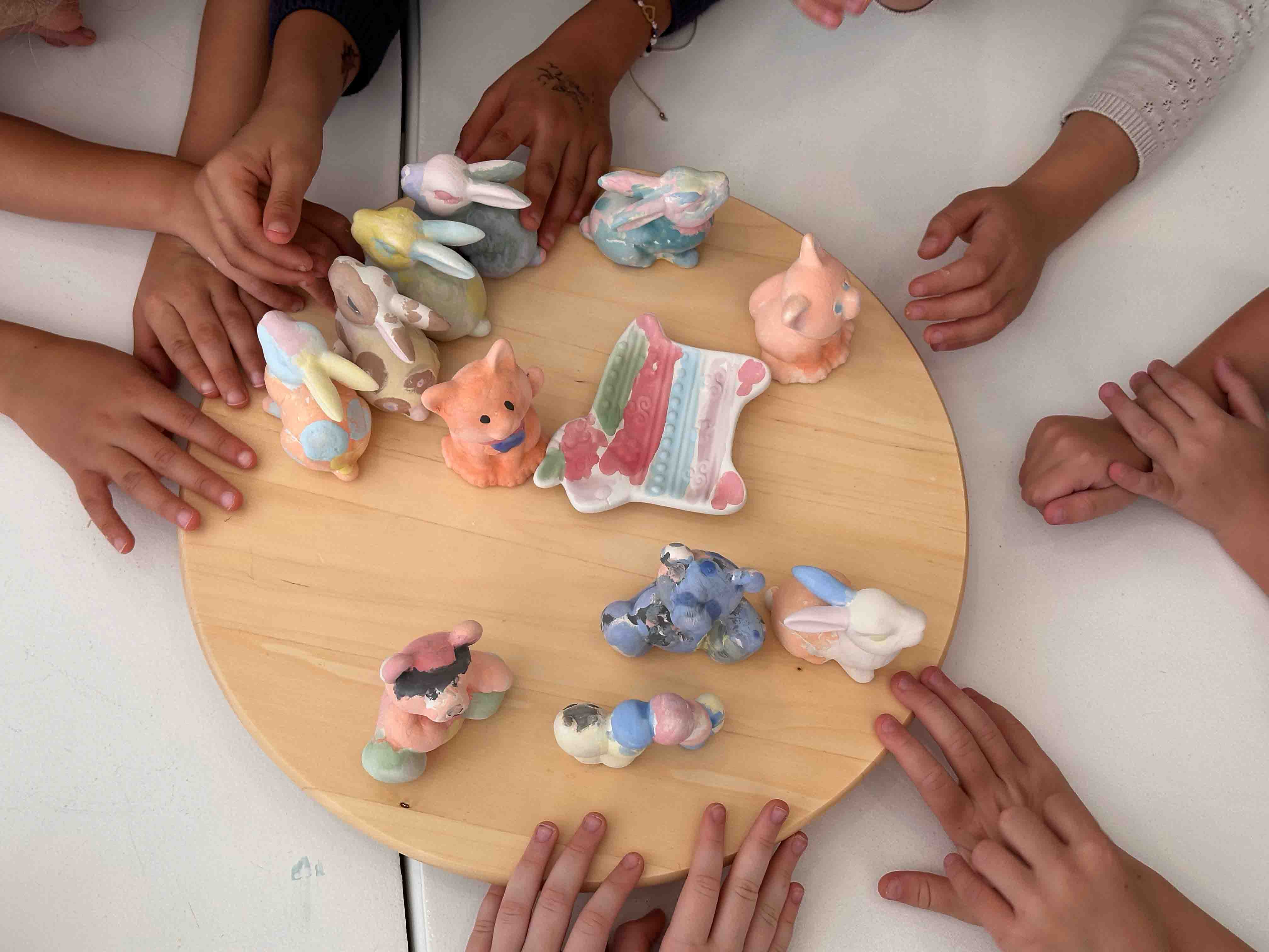 Crianças a pintar cerâmica depois da escola com amigos