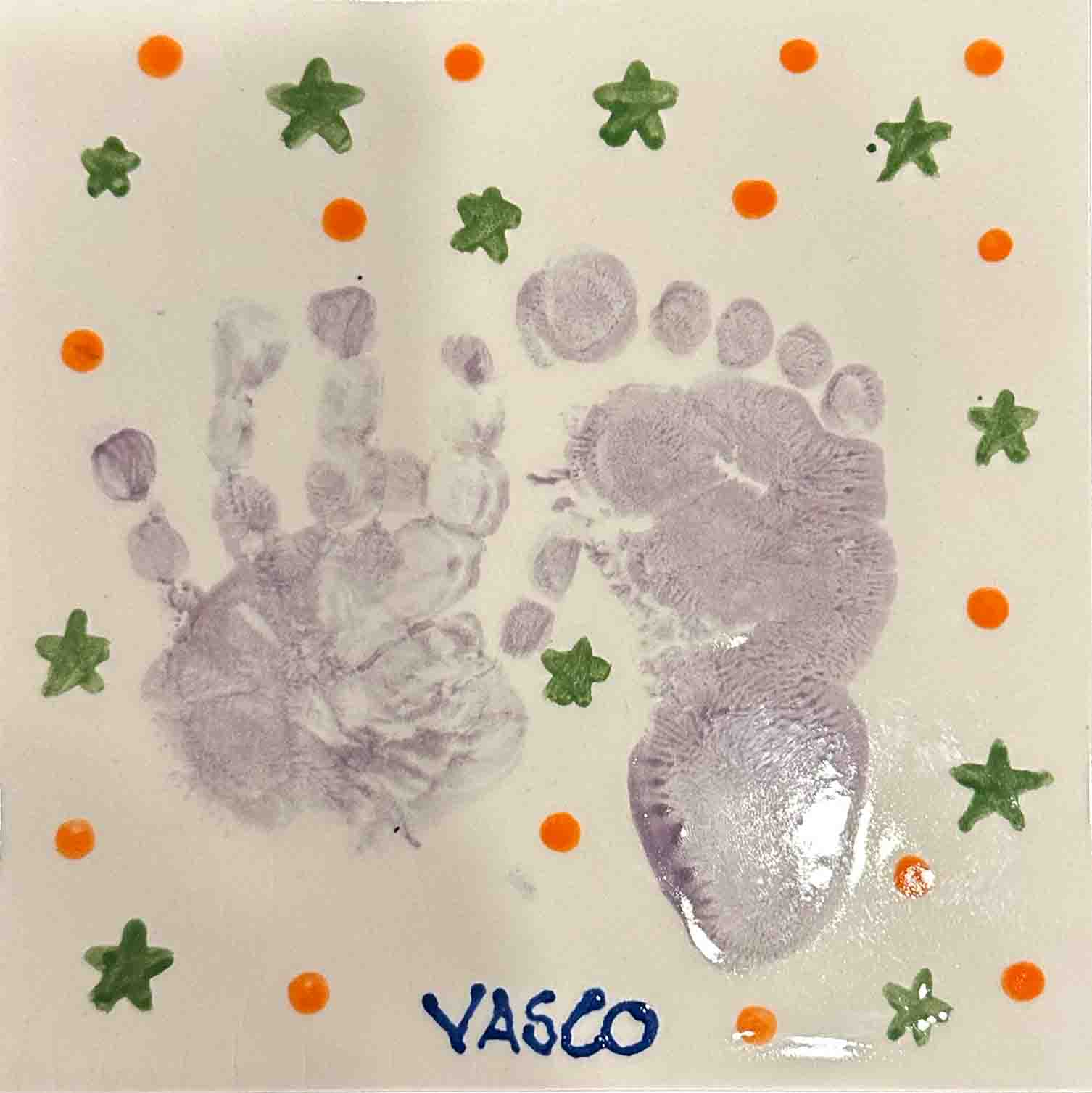 Impressão de mão de bebé em azulejo de cerâmica