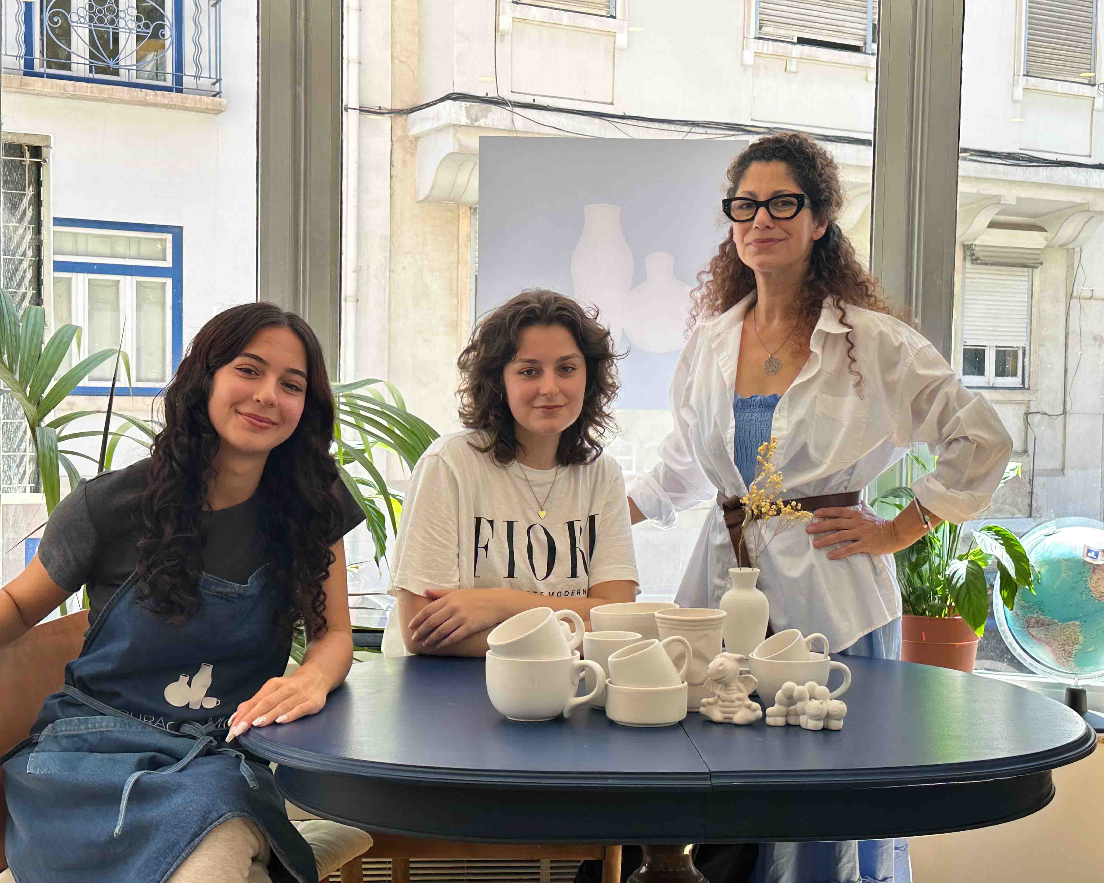 Equipa da PURACERÁMICA e membros da comunidade no nosso estúdio de cerâmica em Alcântara